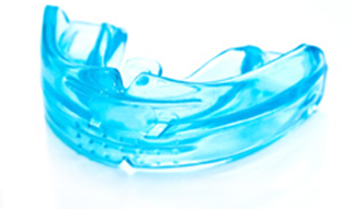 透明なマウスピース矯正